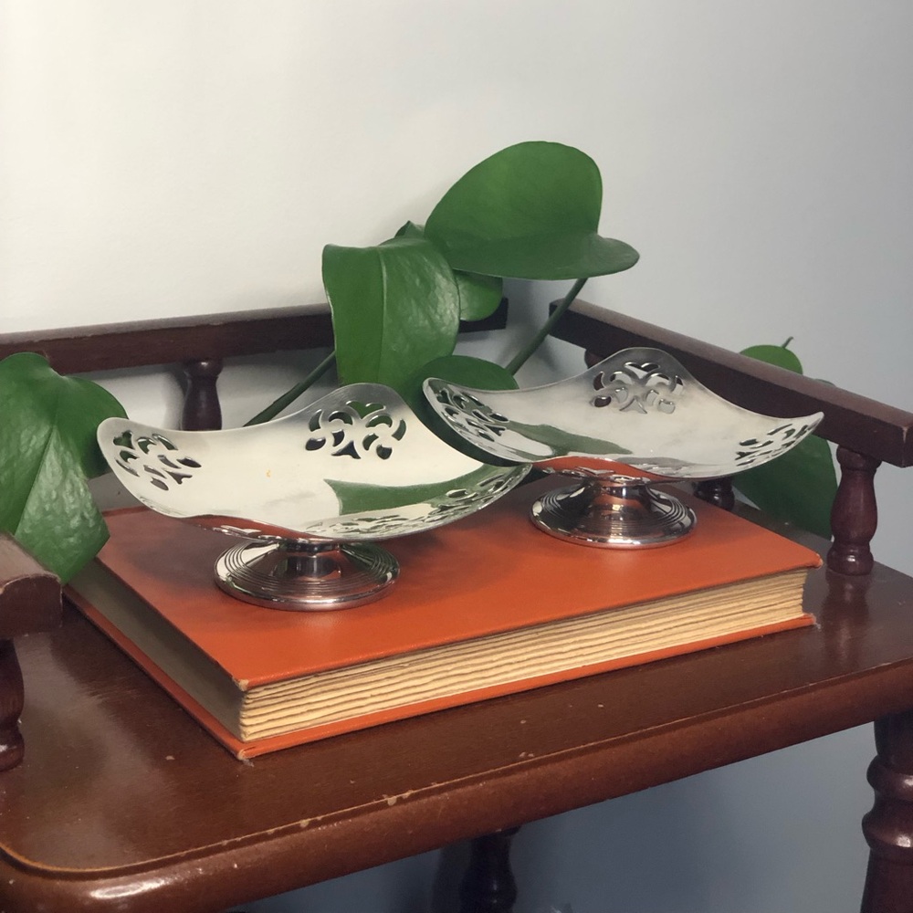 Pair of Decorative Silver Tone Dish Bowls - White/Silver